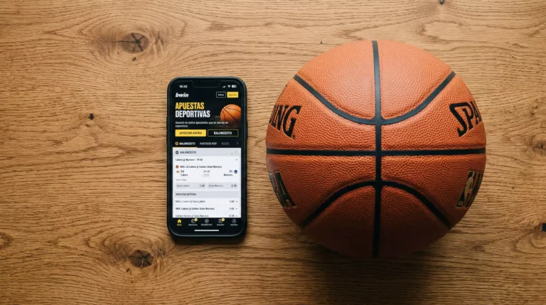 Teléfono móvil sobre una mesa junto a un balón de baloncesto NBA