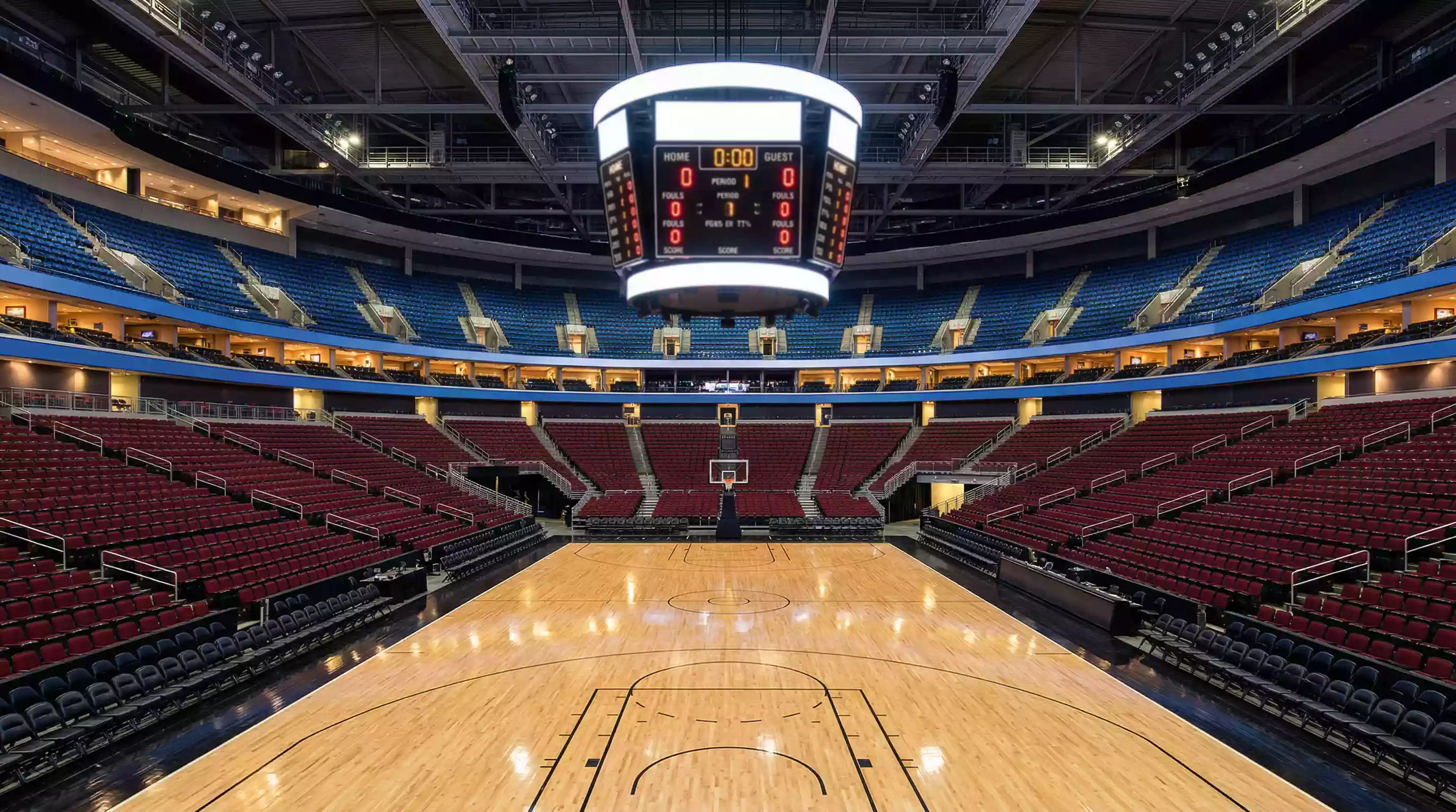 Cancha de baloncesto NBA con tablero electrónico mostrando el marcador de un partido de temporada regular