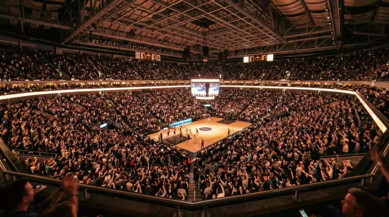 Pabellón de la NBA lleno de público visto desde una esquina alta de las gradas