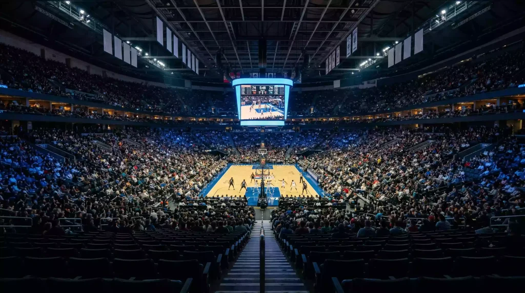 Pabellón de baloncesto NBA visto desde las gradas durante un partido nocturno de eliminatoria