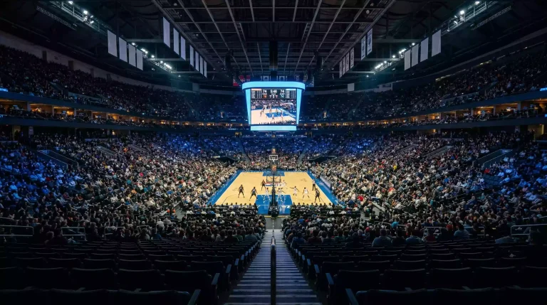 Pabellón de baloncesto NBA visto desde las gradas durante un partido nocturno de eliminatoria